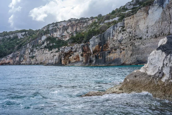 Acantilados blancos y agua turquesa cerca de Cuevas Azules — Foto de Stock