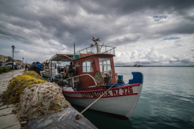 Zakynthos kasabasında bir kıyıbalıkçı tekne