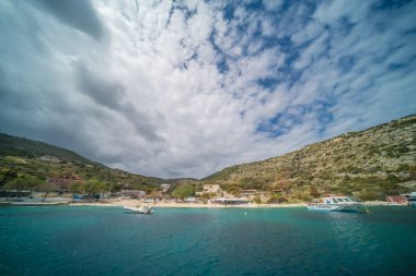 Agios Nikolaos limanına yaklaşıyor