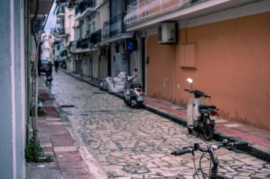 Zakynthos bir sokakta Bisiklet ve scooter