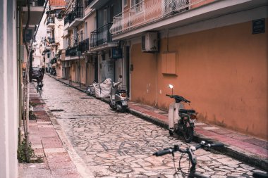 Zakynthos bir sokakta Bisiklet ve scooter