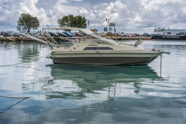 Zakynthos kasabasında bir kıyıda sürat teknesi