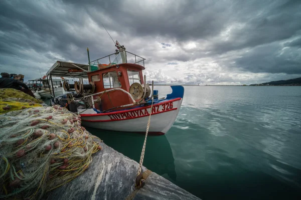 Zakynthos kasabasında bir kıyıbalıkçı tekne — Stok fotoğraf