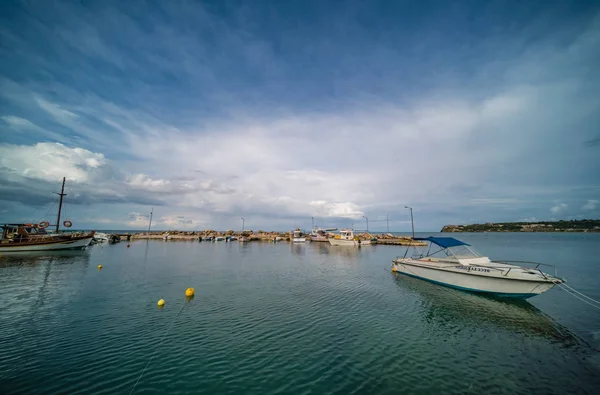 Boote im Hafen in der Nähe des tsilivi Strandes — Stockfoto