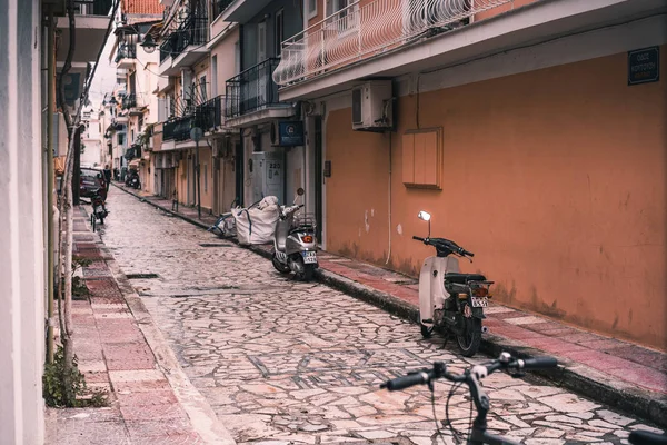 Zakynthos bir sokakta Bisiklet ve scooter