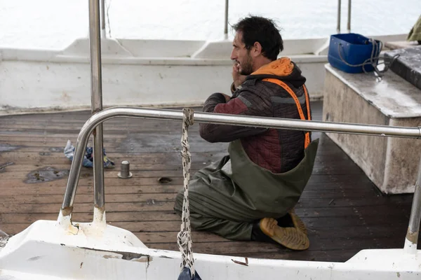 Pescador en su barco —  Fotos de Stock