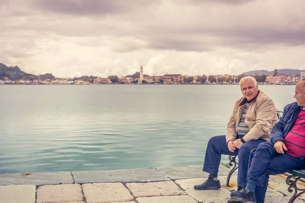 Homem mais velho em um banco no Porto de Zakynthos — Fotografia de Stock