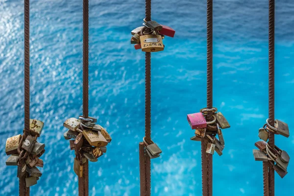 Lovers padlocks on the viewpoint above Shipwreck Cove — Stock Photo, Image