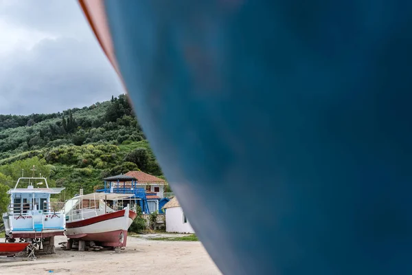 Balıkçı tekneleri onarım için rıhtımda — Stok fotoğraf