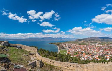 Samuil şatosundan görüldüğü gibi Ohri kasabasının görünümü