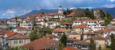 Ohri'deki evlerin yamaç kırmızı kiremitli çatıları