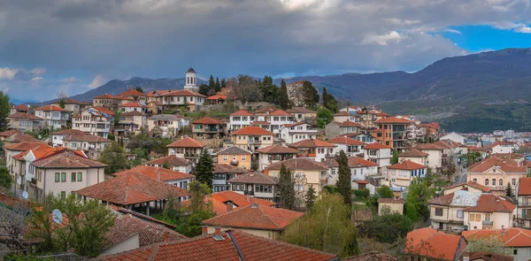 Ohri'deki evlerin yamaç kırmızı kiremitli çatıları