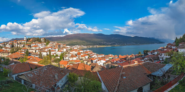 Панорама горных домов на берегу Охридского озера

