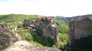 Bir kayanın üzerinde bulunan muhteşem panoramik manzara Varlaam Manastırı, Meteora, Yunanistan