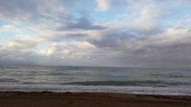 Zante Adası'nda yaz aylarında Tsilivi Plajı'nda dalgalar, Yunanistan