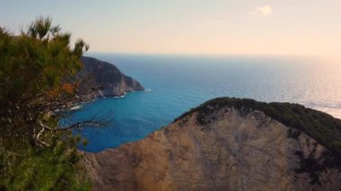 Zante Adası'nda yaz aylarında Shipwreck Cove kayalıkların çarpıcı görünümü, Yunanistan