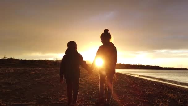 Barn Håller Händer Tillsammans Och Går Mot Solnedgången Tsilivi Beach — Stockvideo