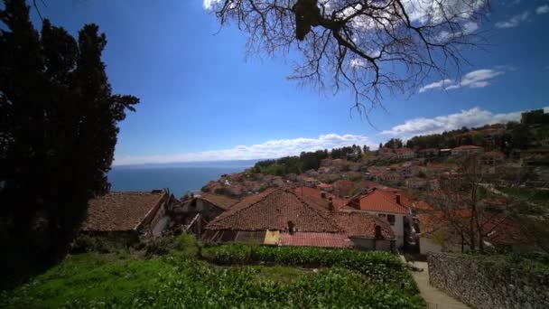 位于马其顿北部奥赫里德湖岸边的山坡红色瓷砖屋顶房屋 — 图库视频影像
