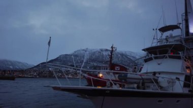 Tromso, Kuzey Norveç Tromsoysundet boğazında liman ve limantekne