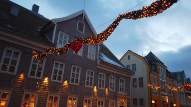 Tromso kasabasının merkezindeki binalar arasında asılı Noel ışıkları ve süslemeleri, Kuzey Norveç