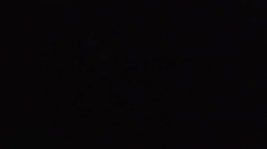 Gece uçuş sırasında uçak kanadında yanıp sönen uyarı ışıkları