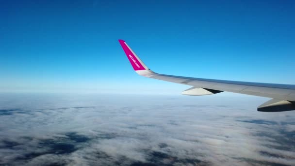 Filmagem Uma Asa Avião Wizzair Voando Acima Das Nuvens — Vídeo de Stock