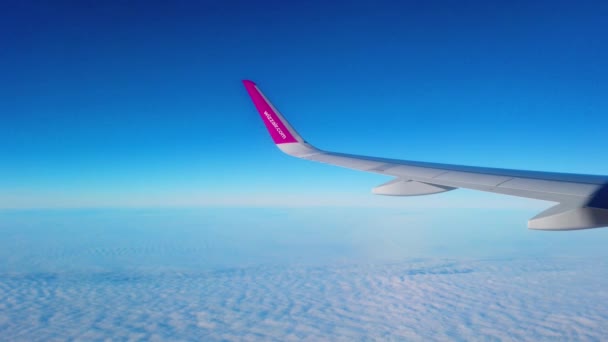 Filmación Avión Wizzair Volando Sobre Las Nubes — Vídeos de Stock