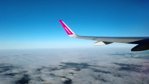 Filmagem Uma Asa Avião Wizzair Voando Acima Das Nuvens — Vídeo de Stock