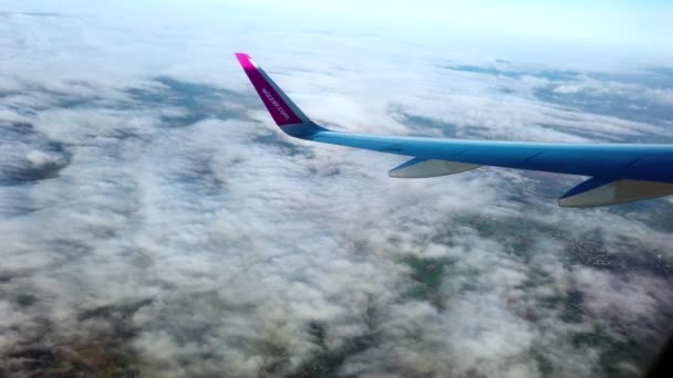 Filmagem Uma Asa Avião Wizzair Voando Acima Das Nuvens — Vídeo de Stock