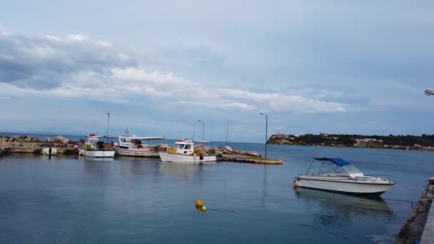 Pequeños Barcos Privados Amarrados Puerto Cerca Playa Tsilivi Verano Isla — Vídeo de stock