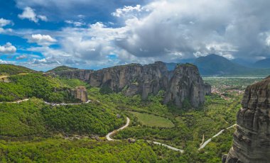 Meteora vadisindeki Roussanou manastırı.