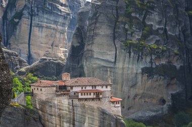 Meteora vadisindeki Roussanou manastırı.