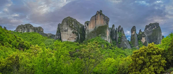 Panoramic view of the impressive rock formations in Meteora — Stock Photo, Image