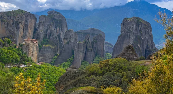 Meteora vadisindeki Roussanou manastırı.