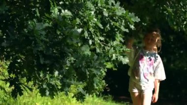 Küçük beyaz sırt çantası ile sevimli Kafkas kız ormanda açık havada vakit geçirmek