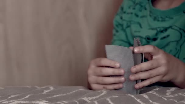 Küçük Çocuk Evde Odasında Oynarken Yatakta Kartları Karıştırma — Stok video