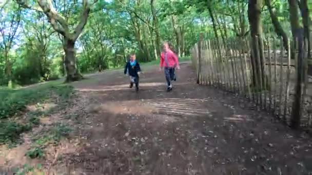 Chlapec a dívka běží rychle na úzkou cestu v lese, v létě