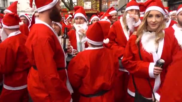 London Storbritannien December 2018 Grupp Människor Klädda Santa Outfits Hålla — Stockvideo