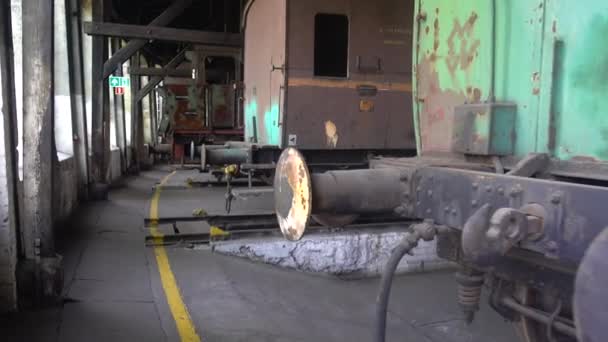 Velhas Locomotivas Retrô Desativadas Nas Trilhas Laterais Depósito Museu Indústria — Vídeo de Stock