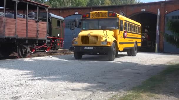 Duży Żółty Autobus Szkolny Parkowanie Muzeum Przemysłu Kolei Śląsku Jaworzyna — Wideo stockowe