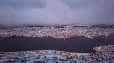 Tromso şehrine havadan havadan kışın yukarıdan, Kuzey Norveç