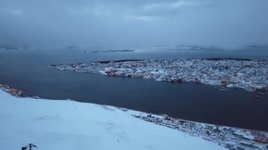 Tromso şehrine havadan havadan kışın yukarıdan, Kuzey Norveç