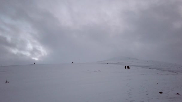 三个无法辨认的人走向山顶 在美丽的冬季风景中 挪威的雪中登顶 — 图库视频影像