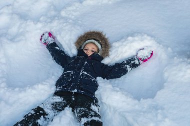 Derin bir karda yatan küçük kız 