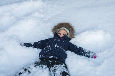 Derin bir karda yatan küçük kız 