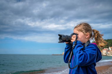 Genç kız deniz fotoğrafı çekiyor