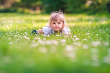 İlkbaharda çimenler arasında kız