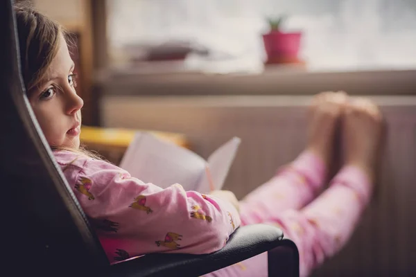 Lány Pyjama olvasó egy könyvet — Stock Fotó