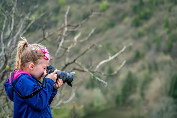 Маленька дівчинка фотографує природу — стокове фото