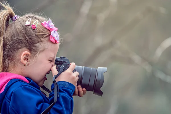 Mała dziewczynka fotografowanie natury — Zdjęcie stockowe